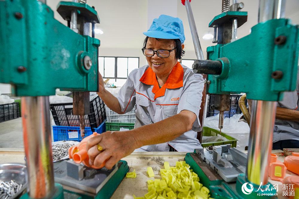 816_Sr^Ϫ悎X塰СٟůĹڽMbˮƿwW z