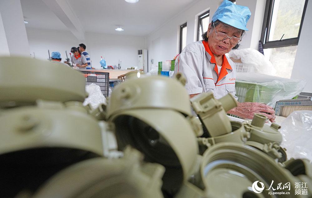 816_Sr^Ϫ悎X塰СٟůĹڽMbˮƿwW z