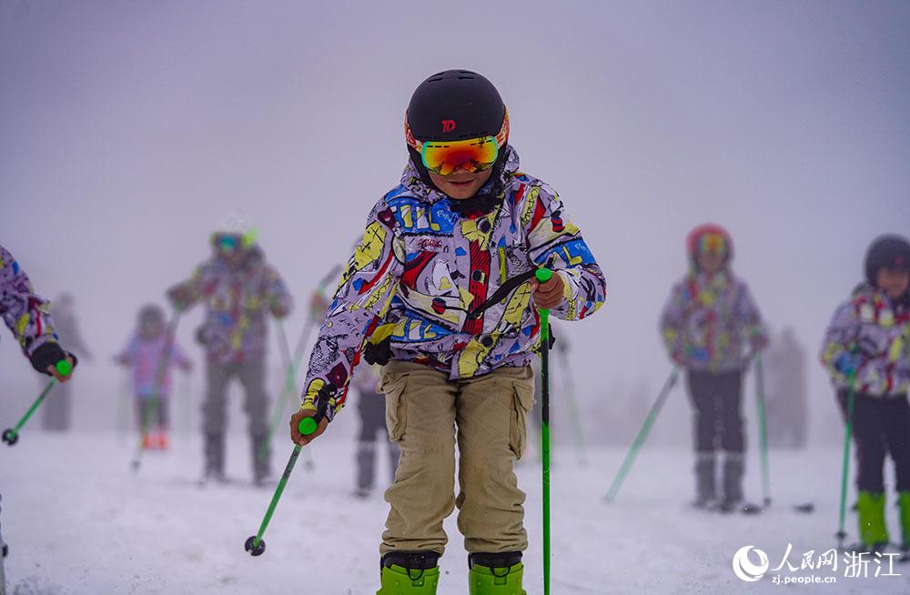 ȫѩɫWУɽСWԱѩABoeOƄиߌWΌWѩ\ӵİlչIȫУWMϱnwԓУ׃O˴݆Ļﺵѩļn׌Wxܱѩ\ӵW z