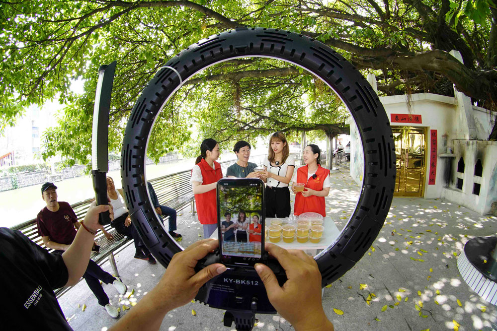 7月4日，在溫州市龍灣區永興街道五溪村瓜棚里，黨員志愿者架上直播設備為家鄉產品代言。蘇巧將攝