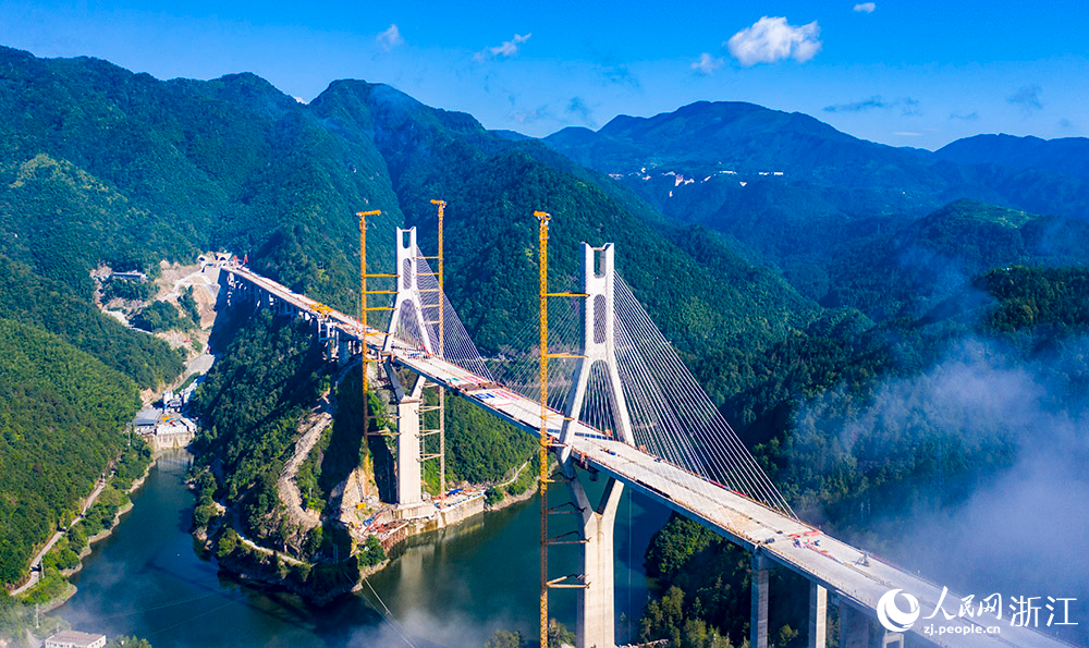 7月8日，航拍溫州市文成縣高嶺頭水庫特大橋。人民網 章勇濤攝