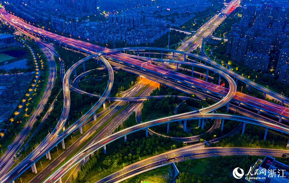 7月20日，車輛行駛在寧波市江北區北環高架與機場路高架上。人民網 章勇濤攝