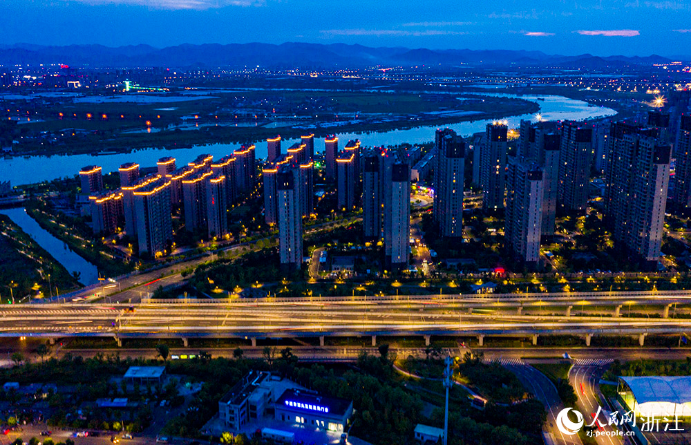 7月20日，車輛行駛在寧波市江北區機場路高架上。人民網 章勇濤攝