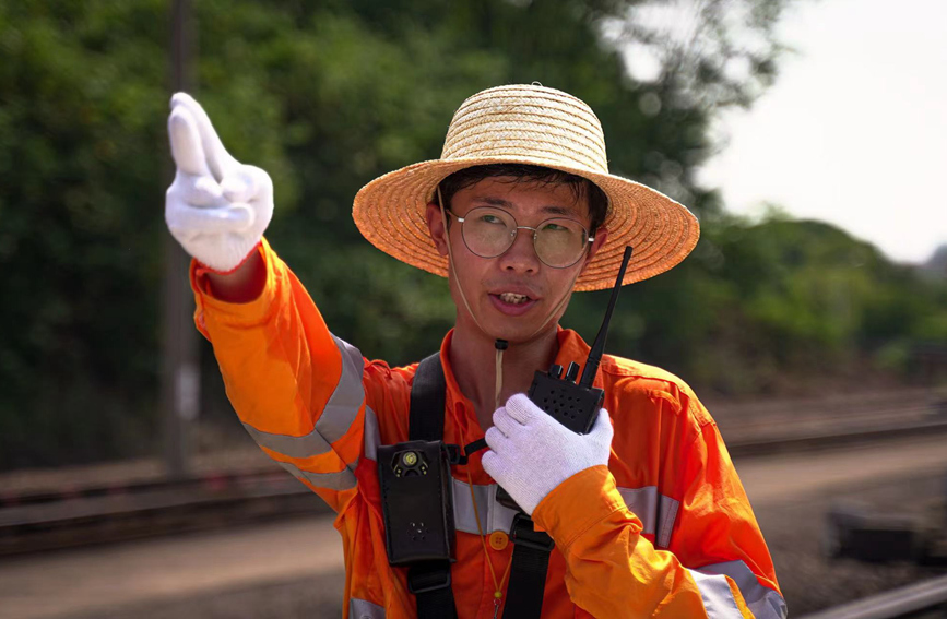 陶鑫在向調車長傳送檢查結果。符升攝