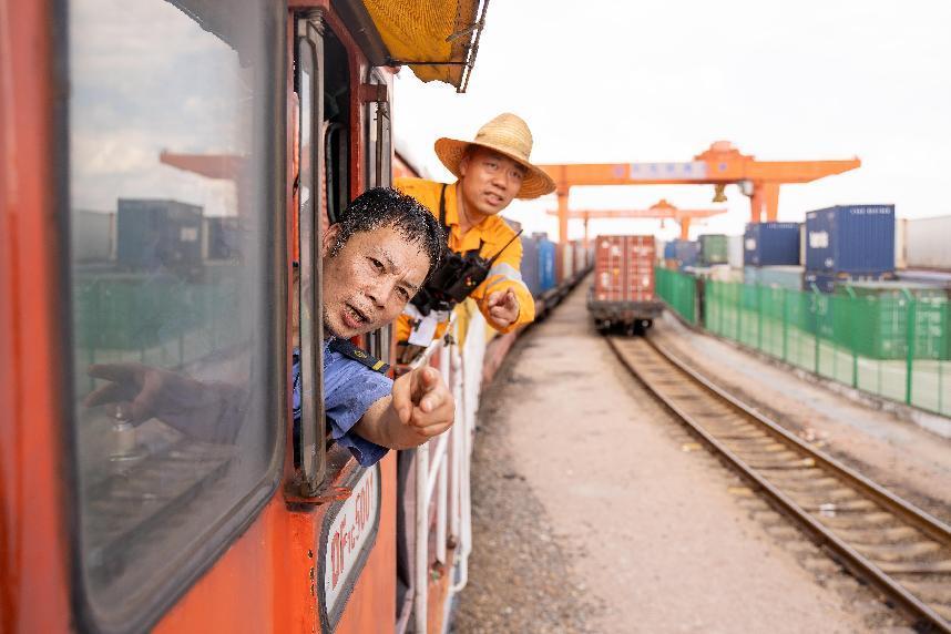 調車長蔣誠陽在指揮調車作業。符升攝