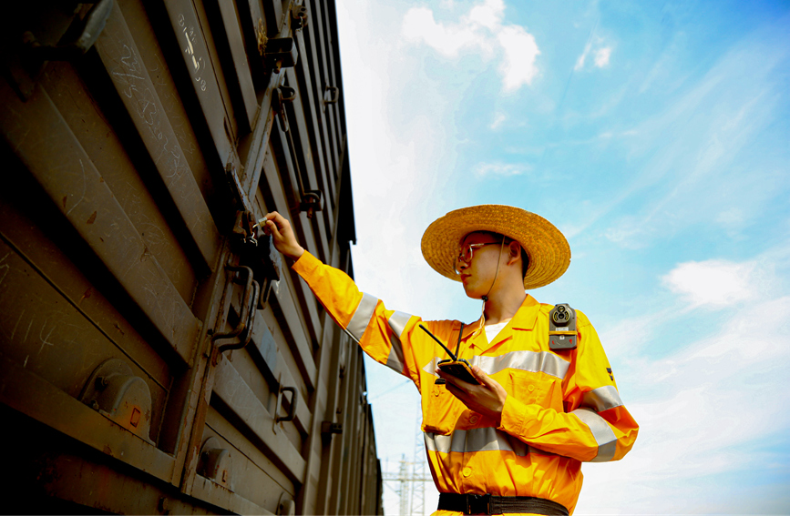 貨運檢查員陳捷銳在檢查施封鎖。卓文攝