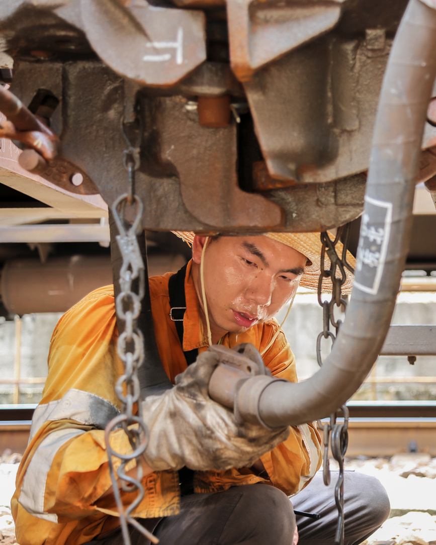 連結員黎昊在連結風管。卓文攝