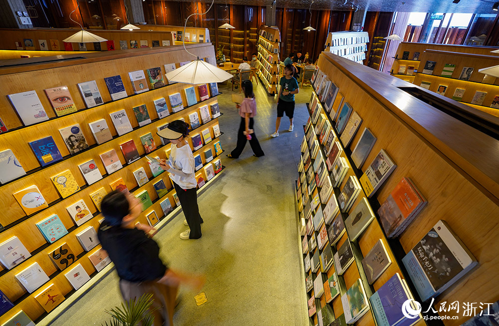 7月23日，市民在抱珠樓里閱讀。人民網 章勇濤攝