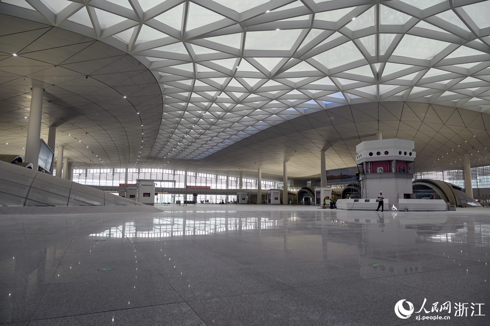 西站樞紐站房總面積約51萬平方米。人民網 葉賓得攝