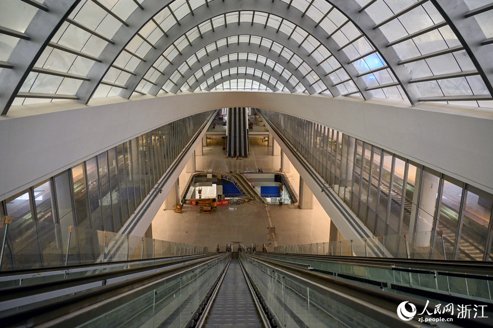 西站站房共有9層，匯集高鐵、地鐵、公交、出租車、社會車輛等多種交通方式于一體。人民網 葉賓得攝