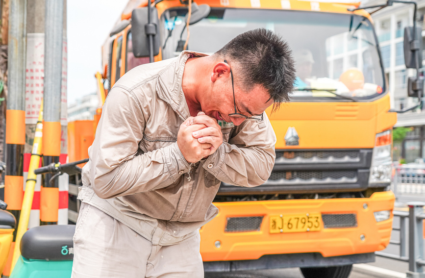 國網臺州市路橋區供電公司帶電作業班在轄區內永長路上，頂著高溫開展“迎峰度夏”電網補強工程。盧煒南攝