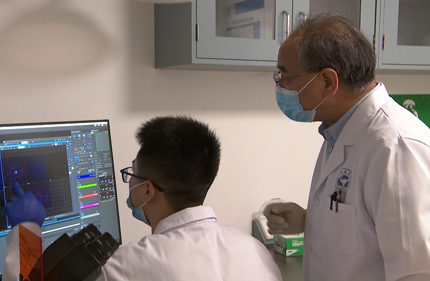 呂建新教授在工作中。杭州醫學院供圖