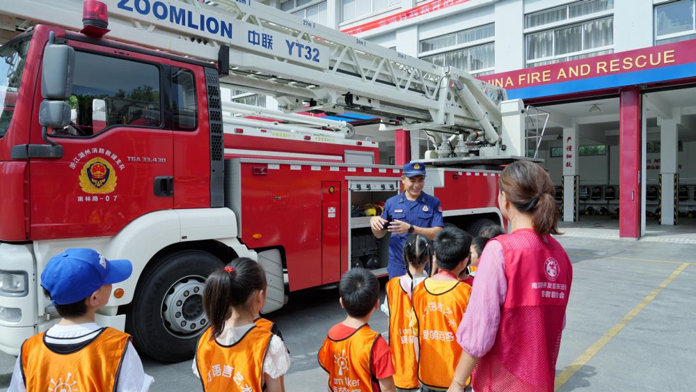 孩子們參觀消防車隨車器械裝備。姚遙攝
