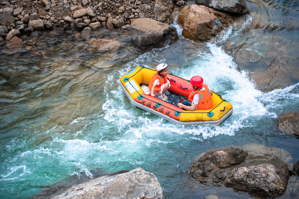 浙西涼源峽漂流景區吸引了眾多游客前來體驗游玩。王家駿攝