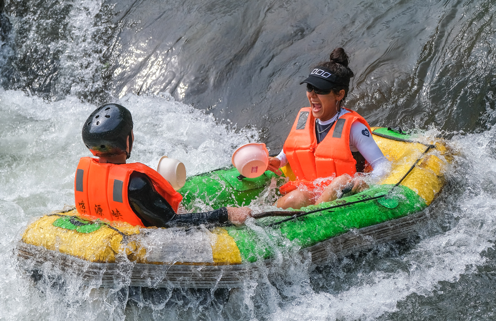 浙西涼源峽漂流景區吸引了眾多游客前來體驗游玩。王家駿攝
