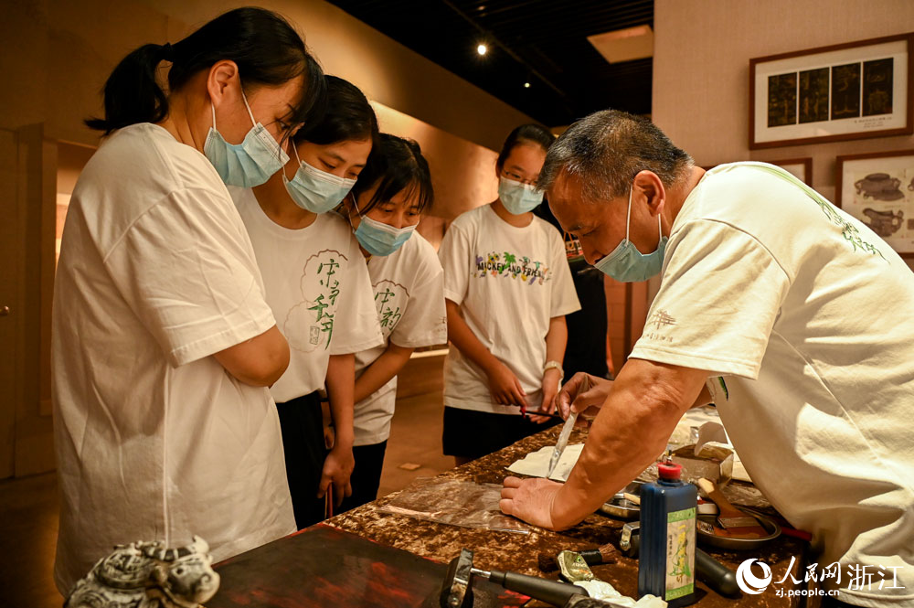 體驗傳拓技藝。人民網 葉賓得攝