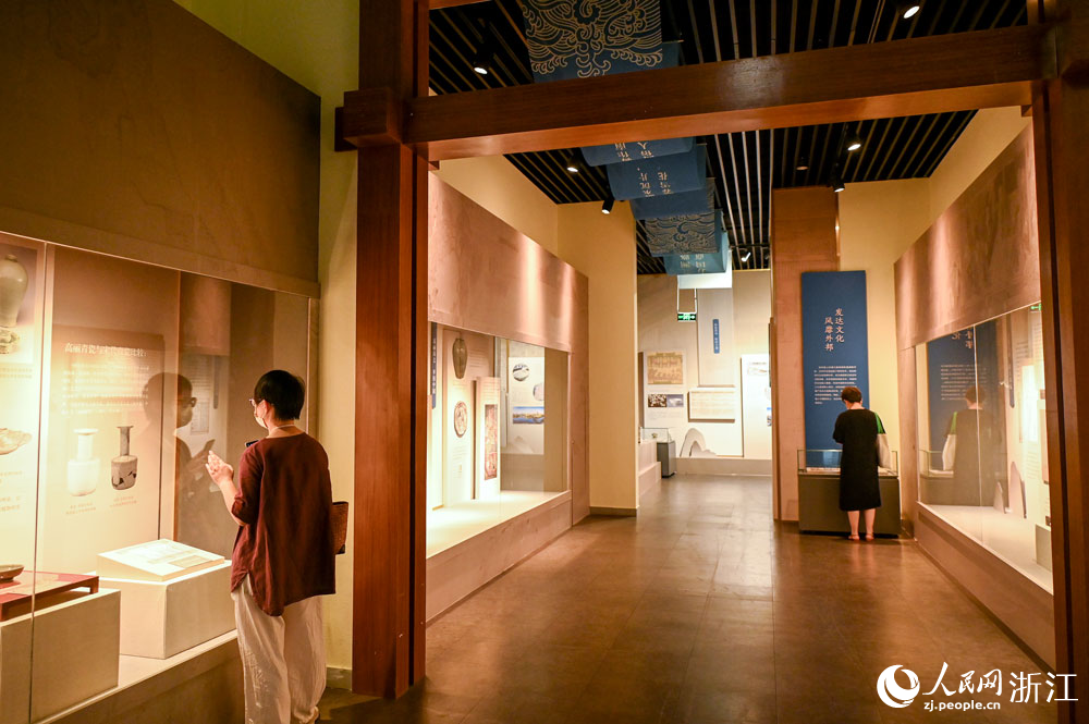 游客正在展廳內參觀。人民網 葉賓得攝