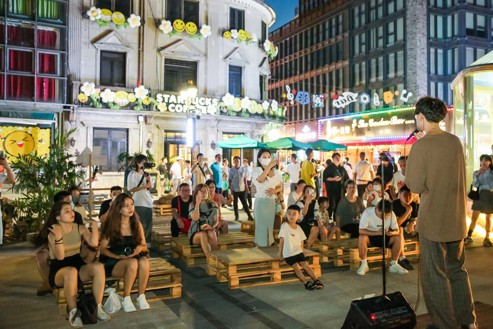 寧波“外貿優品匯 扮靚步行街”活動現場。江北區委宣傳部供圖