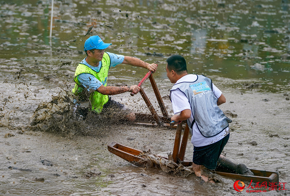參賽選手在灘涂上進行海馬速滑接力。人民網 章勇濤攝