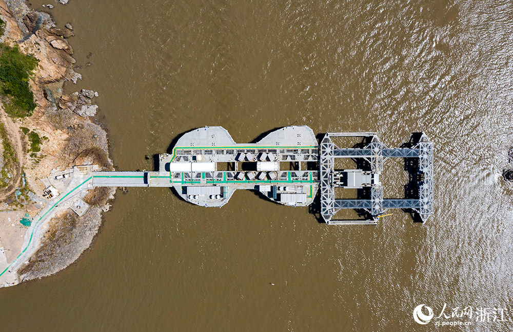 8月9日，俯瞰形似“小提琴”的LHD海洋潮流能發電站。人民網 章勇濤攝