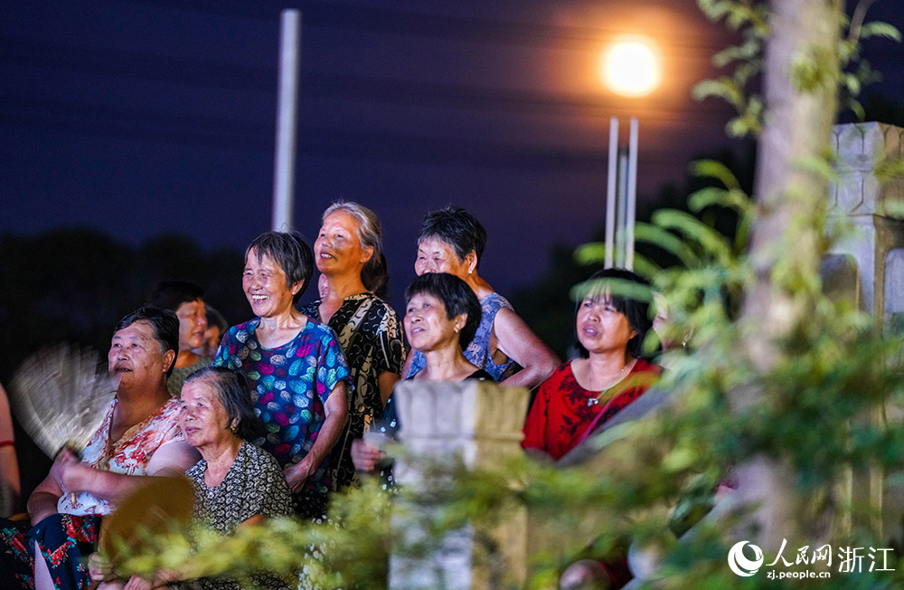 觀海衛鎮在鳴鶴古鎮杜湖畔搭建露天舞臺，讓當地村民們享受了一場“文化大餐”。人民網 章勇濤攝