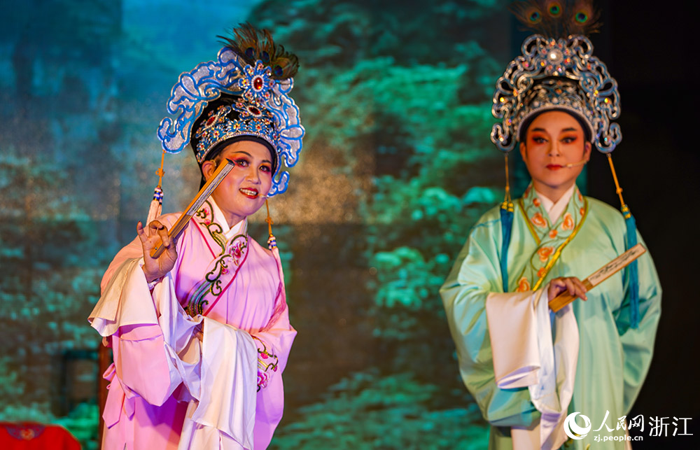 觀海衛鎮在鳴鶴古鎮杜湖畔搭建露天舞臺，讓當地村民們享受了一場“文化大餐”。人民網 章勇濤攝