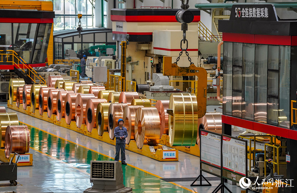 在寧波市江北區一銅帶生產車間，各項生產工作正在有序運轉。人民網 章勇濤攝