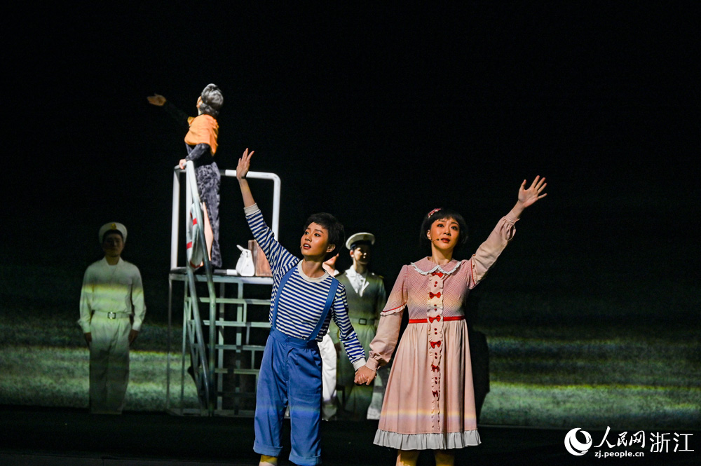 8月19日晚，越劇《楓葉如花》在杭州大劇院上演。人民網 葉賓得攝