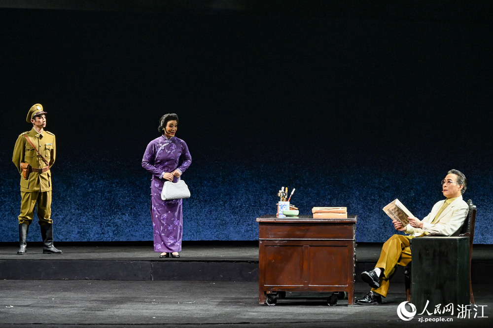 8月19日晚，越劇《楓葉如花》在杭州大劇院上演。人民網 葉賓得攝