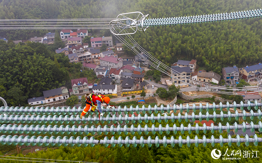 浙江送變電公司員工開展專檢驗收作業，為即將啟動的竣工驗收工作做好準備。人民網 章勇濤攝