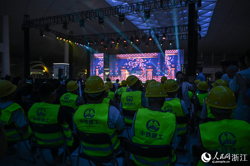 8月24日晚，文藝工作者們走進杭州西站。人民網 葉賓得攝