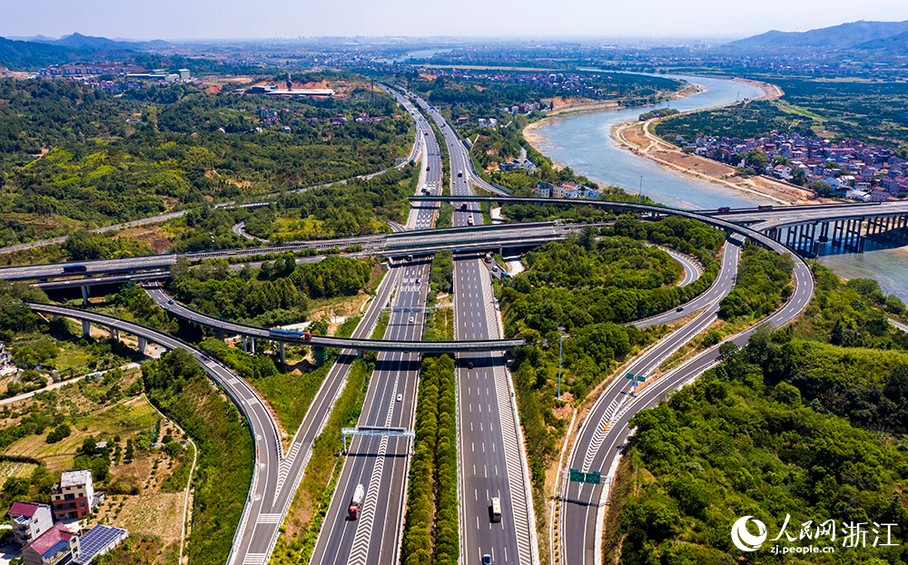 航拍G60滬昆高速公路五里樞紐。人民網 章勇濤攝