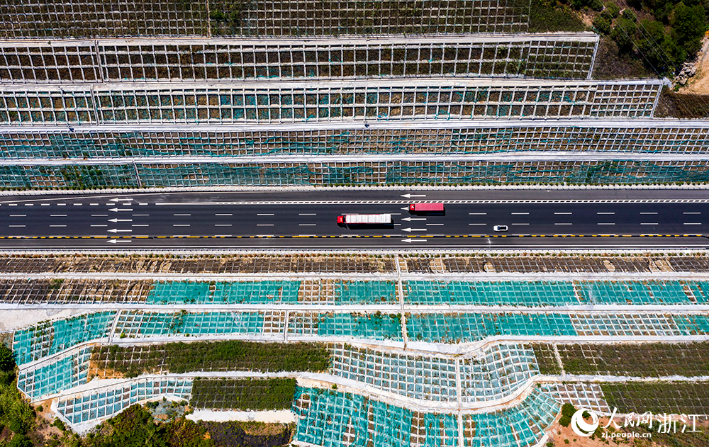 航拍G60滬昆高速杭金衢隧道改路基段。人民網 章勇濤攝