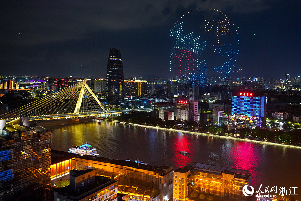 一場精彩絕倫的無人機燈光秀點亮了寧波的夜空。人民網 章勇濤攝