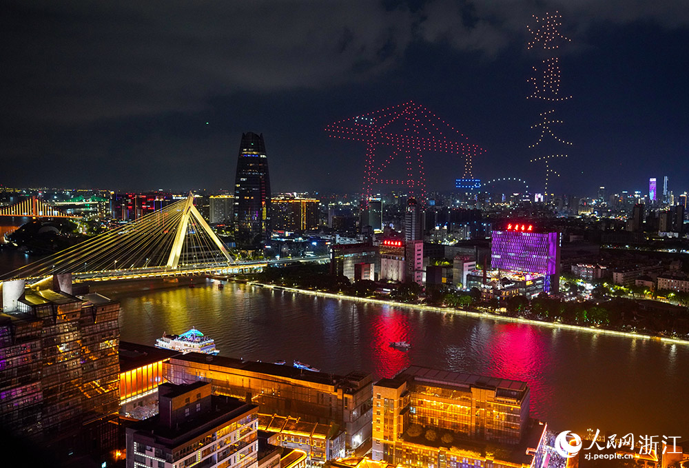 一場精彩絕倫的無人機燈光秀點亮了寧波的夜空。人民網 章勇濤攝