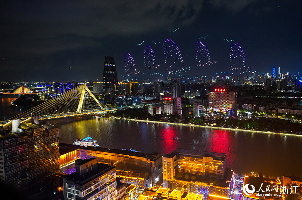 一場精彩絕倫的無人機燈光秀點亮了寧波的夜空。人民網 章勇濤攝