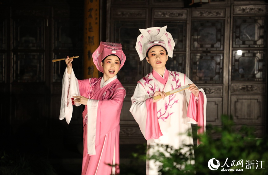 市民游客泛舟賞月，沿途欣賞昆曲、竹笛、歌舞等宋式雅樂，體驗宋風夜游。人民網 方彭依夢攝