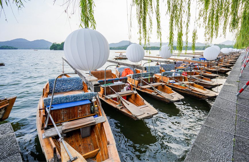 中秋假期，市民游客可乘坐月亮手劃船體驗宋風夜游。杭州西湖風景名勝區管委會供圖