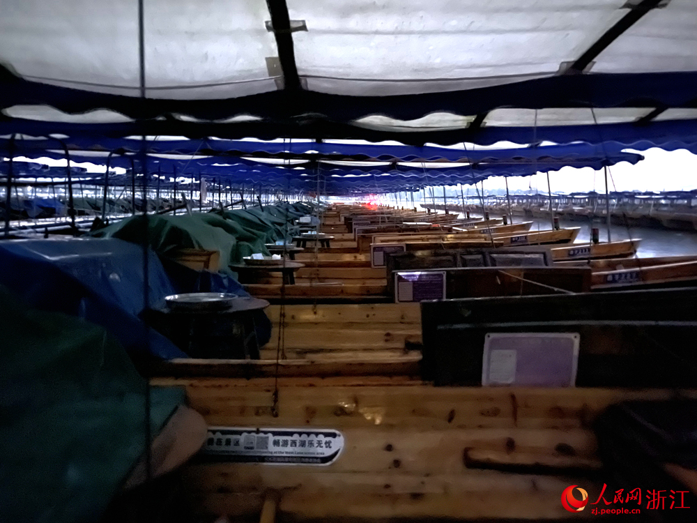 西湖景區船舶?？吭诖a頭。人民網 陳陸洵攝