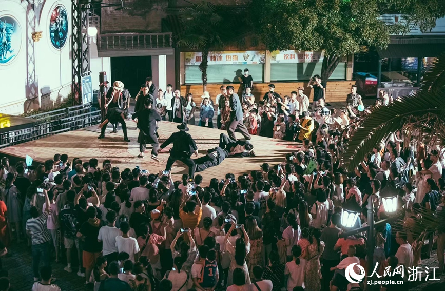 橫店影視城推出夜間行進式演藝秀《走進電影》。人民網 張帆攝