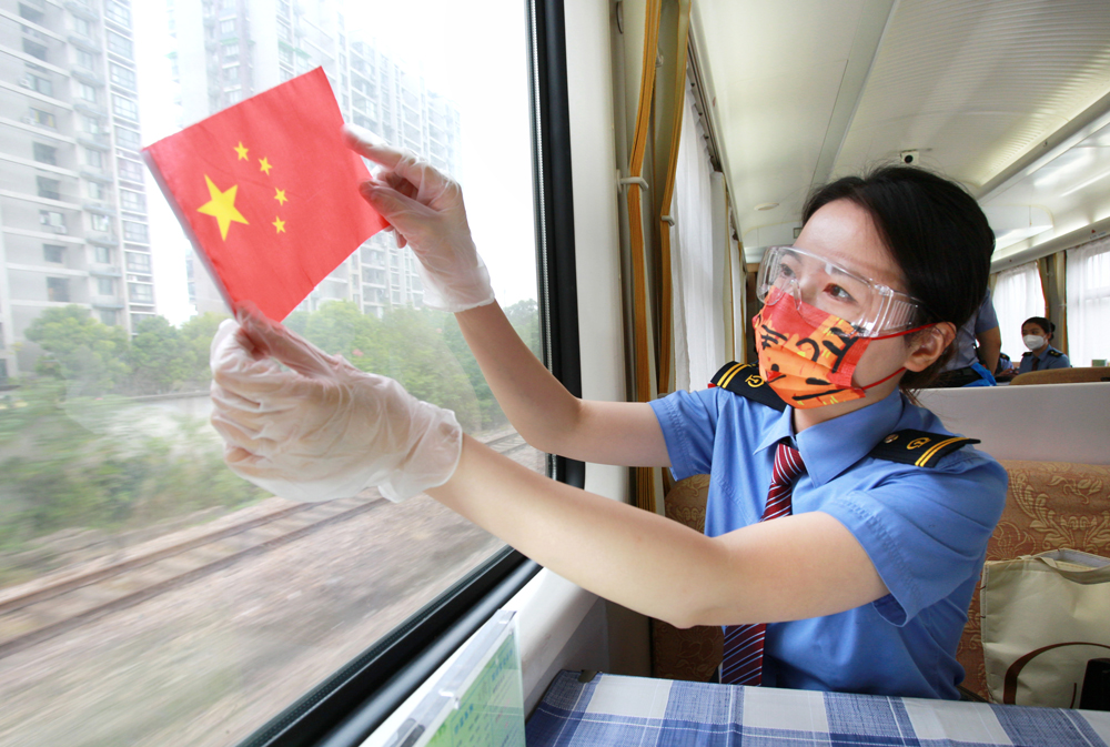 列車員在車窗上張貼國旗。周圍攝