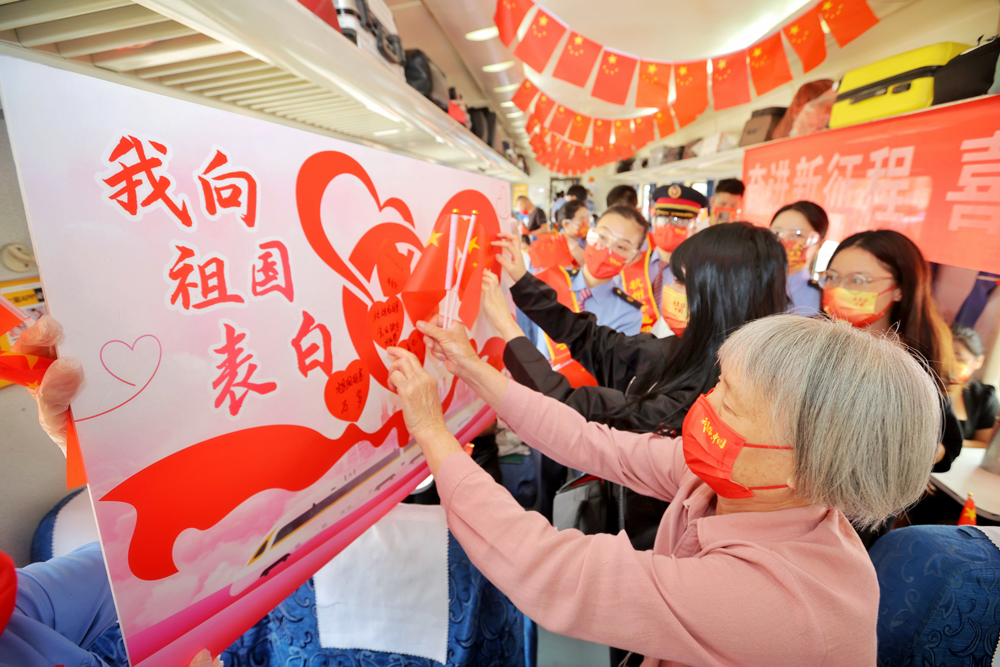 旅客們紛紛在“愛心板”上，寫下了對祖國的美好祝愿。沈克勤攝