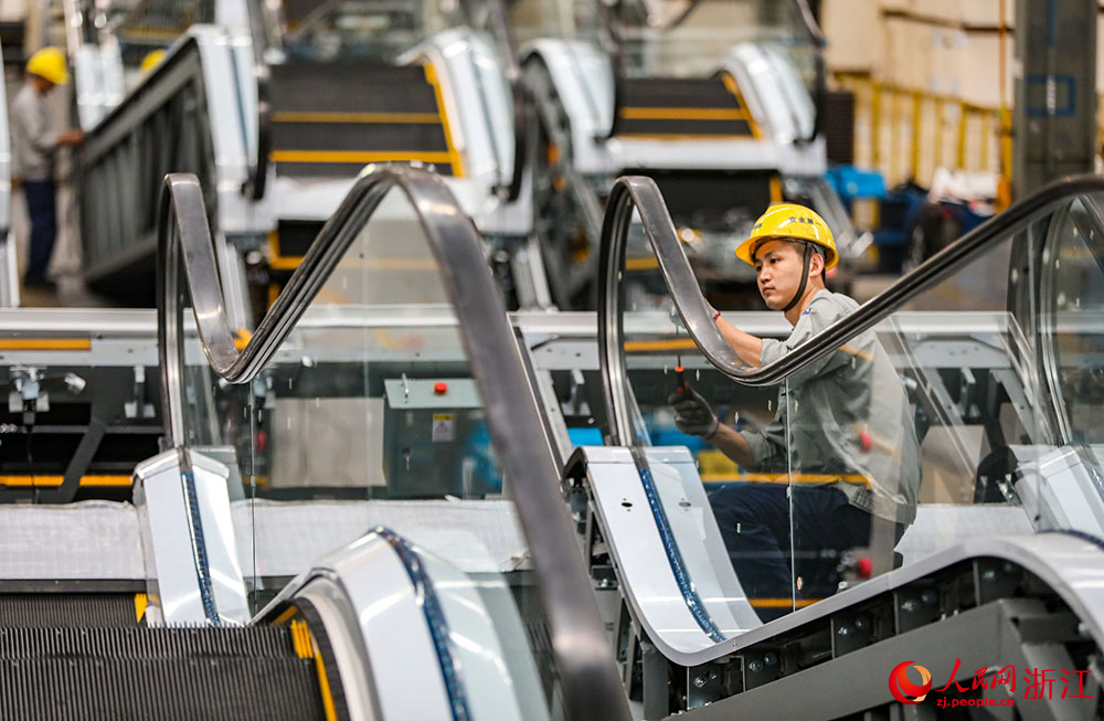 近日，在湖州市南潯區一電梯企業，工作人員在對扶梯進行組裝調整。人民網 章勇濤攝