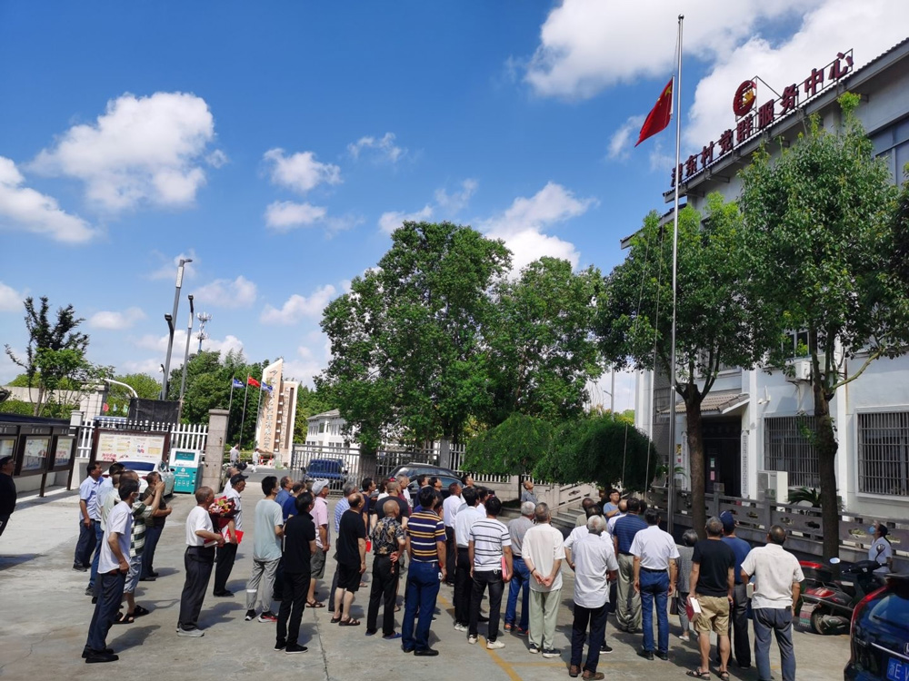 湖州南潯潯東村文化禮堂舉行升旗儀式。湖州市文明辦供圖