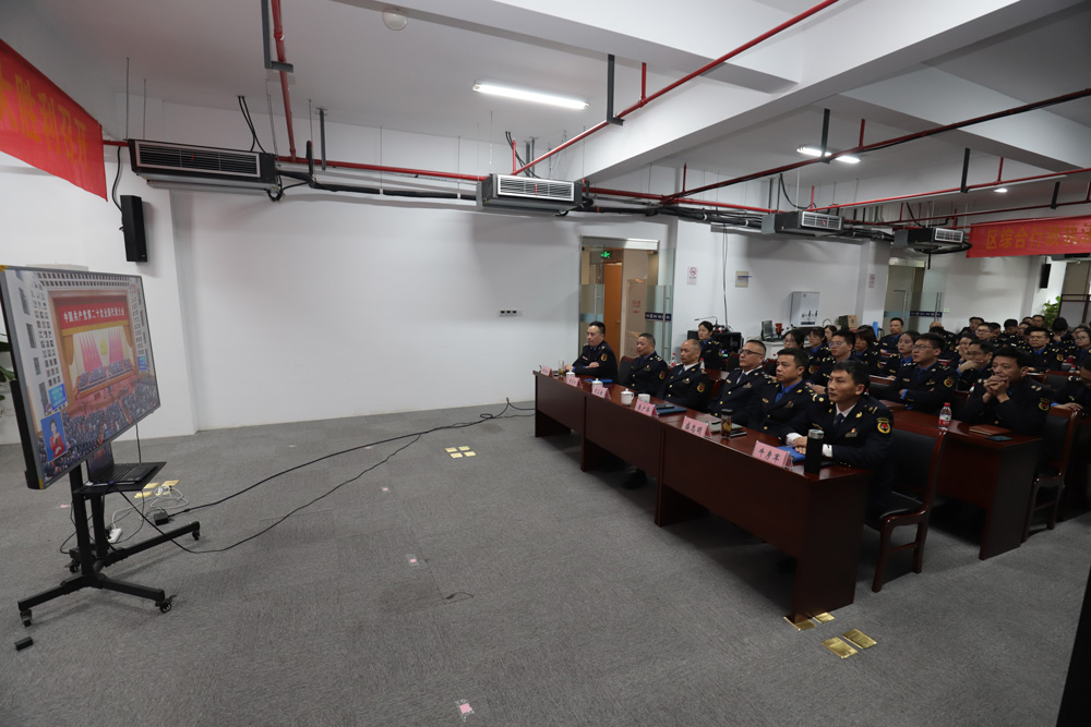 杭州市余杭區綜合行政執法局組織全體黨員干部重溫入黨誓詞、觀看黨的二十大開幕會直播，堅定理想信念、增強身份意識。曾圓攝