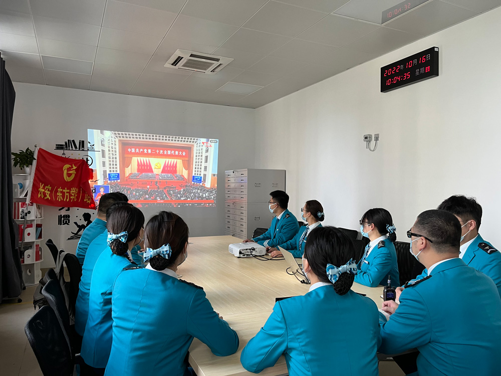 10月16日上午，浙江交通集團軌道運營集團杭海城際長安站員工收看二十大直播。周雨濤攝