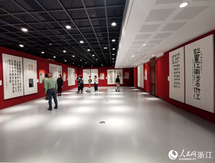 書法篆刻名家圍繞“詩畫江南 活力浙江”主題展開創作。人民網 記者張麗瑋攝
