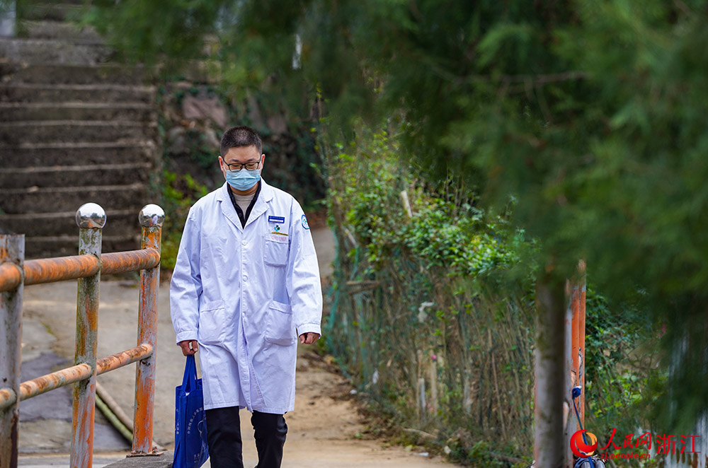 “家庭病床”醫生余利明在觀海衛鎮杜岙村隨診。人民網 章勇濤攝