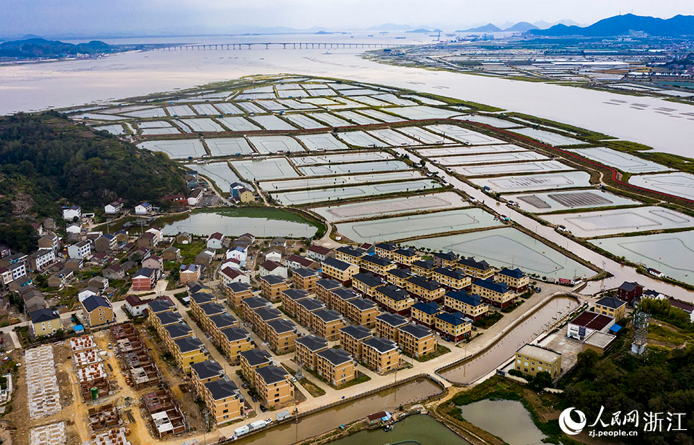 空中俯瞰臺州市三門縣萬畝養殖塘，美景如畫。人民網 章勇濤攝