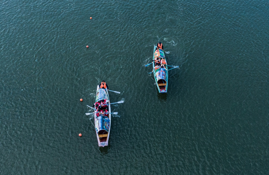 烏篷船自由劃比賽。孫端街道供圖